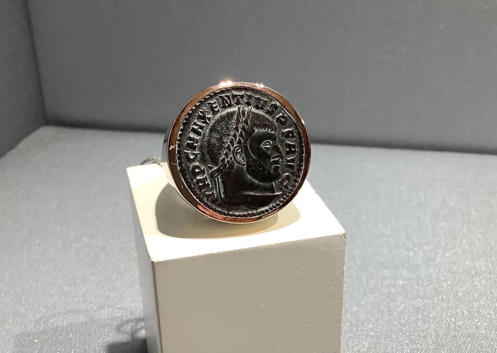 Stupendo anello di Manfredi con vera moneta antica Romana incastonata nell'argento con profilatura in oro. Arte Indossabile con un tocco di storia. - MANFREDI
