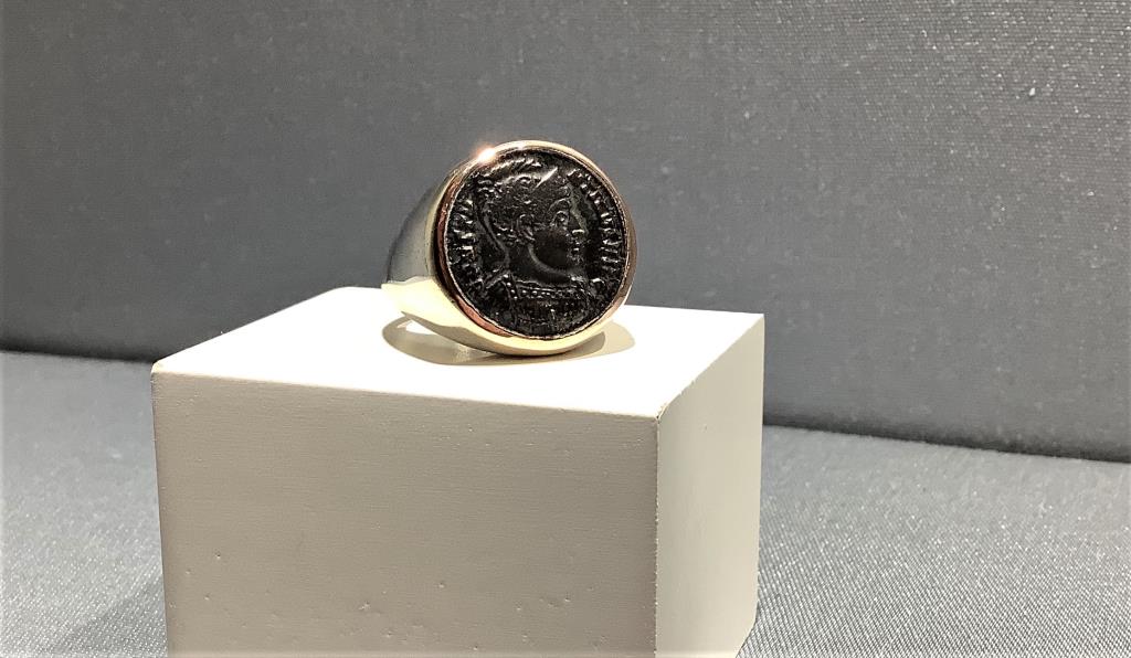 Stupendo anello di Manfredi con vera moneta antica Romana incastonata nell'argento con profilatura in oro. Arte Indossabile con un tocco di storia.  - MANFREDI